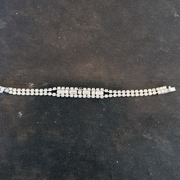 Vintage signed Kramer of New York clear crystal rhinestone bracelet - Picture 2 of 6